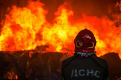 В Киеве загорелись складские помещения рядом с рынком &laquo;Троещина&raquo;