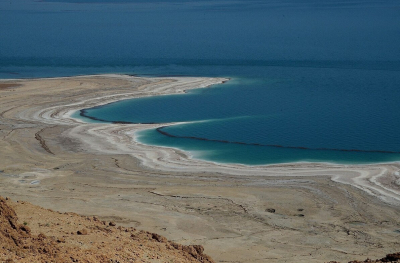 10 самых солёных озёр мира: как появились и правда ли, что в них нельзя утонуть?