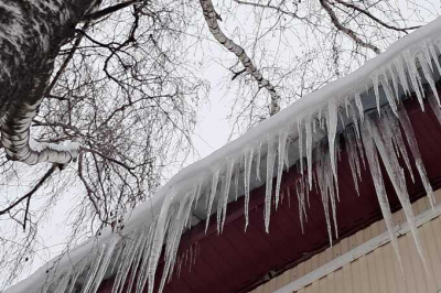 Глыба льда, упавшая с крыши дома, сломала позвоночник 10-летней девочке